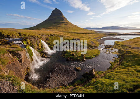Kirkjufellsfoss Wasserfall und Berg Kirkjufell, in der Nähe von Grundarfjördur, Snaefellsnes, Western Island, Island Stockfoto