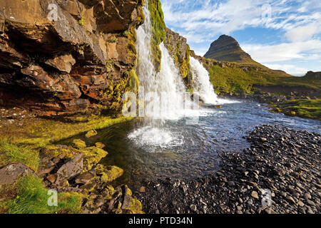 Kirkjufellsfoss Wasserfall und Berg Kirkjufell, in der Nähe von Grundarfjördur, Snaefellsnes, Western Island, Island Stockfoto