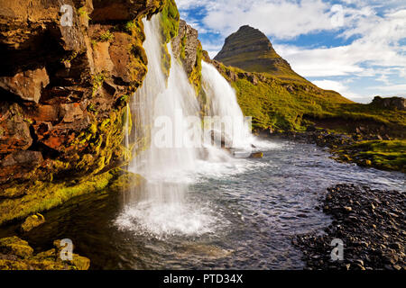 Kirkjufellsfoss Wasserfall und Berg Kirkjufell, in der Nähe von Grundarfjördur, Snaefellsnes, Western Island, Island Stockfoto