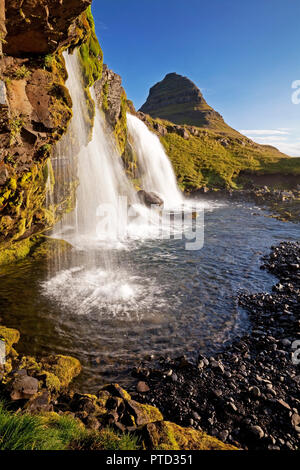 Kirkjufellsfoss Wasserfall und Berg Kirkjufell, in der Nähe von Grundarfjördur, Snaefellsnes, Western Island, Island Stockfoto