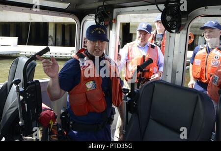 Petty Officer 1st Class Peter Knorr Schriftsatz Tom MacArthur auf Antwort boot Fähigkeiten und Technologie an der Coast Guard Sektor Delaware Bay, in Philadelphia, 10. Juli 2017. MacArthur besucht Sektor Delaware Bay Personal zu besuchen und mehr über die Aufgaben der Küstenwache in der Tri-state. Stockfoto