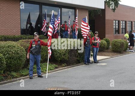 Fotos von North Carolina Air National Guard Flieger Rückkehr aus Einsatz in Übersee unterstützen den Betrieb der Freiheit des Sentinel, auf der North Carolina Air National Guard Base, Charlotte Douglas International Airport, 7. Juli 2017. Die Flieger wurden von Führung und Familie Mitglieder begrüßt. Dies war die letzte C-130-Implementierung für die NCANG als Einheit Übergänge zu den C-17-Flugzeugen. Stockfoto