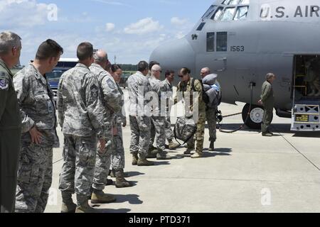 Fotos von North Carolina Air National Guard Flieger Rückkehr aus Einsatz in Übersee unterstützen den Betrieb der Freiheit des Sentinel, auf der North Carolina Air National Guard Base, Charlotte Douglas International Airport, 7. Juli 2017. Die Flieger wurden von Führung und Familie Mitglieder begrüßt. Dies war die letzte C-130-Implementierung für die NCANG als Einheit Übergänge zu den C-17-Flugzeugen. Stockfoto