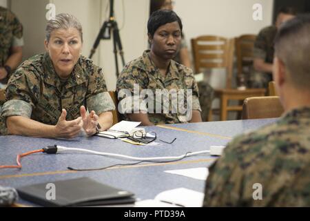 RESERVE, La-Brig. Gen. Helen G. Pratt (links), der kommandierende General des 4. Marine Logistik Gruppe, Marine Reserve, und Sgt. Maj. Lanette N. Wright (rechts), der Sergeant Major des 4. MLG, MARFORRES, Betriebe für die Louisiana Care 2017 Innovative Bereitschaft Projekt bei East Saint John High School in Reserve, Louisiana am Juli 10, 2017 beraten. Die Louisiana Care IRT-Veranstaltung ist ein gemeinsamer Service der medizinischen Mission, bietet Service für Mitglieder die Gelegenheit, das öffentliche Bewusstsein und Verständnis des Marine Corps und Marine, während die allgemeine Ausbildung und die Bereitschaft zu erhöhen. Stockfoto