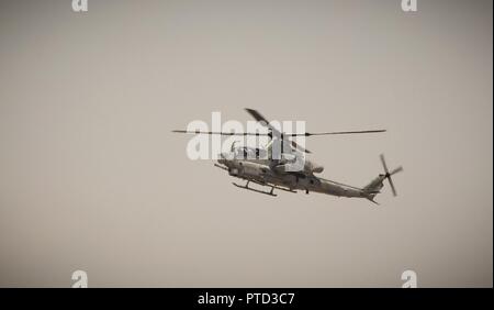 Us Marine Corps Maj. Jasmin Moghbeli, ein Pilotprojekt zu Marine Test und Bewertung Squadron (VMX) 1, ihren letzten Flug in einem AH-1 Cobra' in der Marine Corps Air Station Yuma, Ariz., 7. Juni 2017 leitet zugeordnet. Maj. Moghbeli Berichten dem Johnson Space Center in Houston, Texas, später in diesem Jahr der NASA-Astronaut Kandidat Klasse von 2017 zu besuchen. Stockfoto