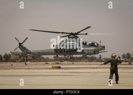 Us Marine Corps Maj. Jasmin Moghbeli, ein Pilotprojekt zu Marine Test und Bewertung Squadron (VMX) 1, ihren letzten Flug in einem AH-1 Cobra' in der Marine Corps Air Station Yuma, Ariz., 7. Juni 2017 leitet zugeordnet. Maj. Moghbeli Berichten dem Johnson Space Center in Houston, Texas, später in diesem Jahr der NASA-Astronaut Kandidat Klasse von 2017 zu besuchen. Stockfoto