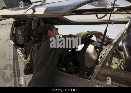 Us Marine Corps Maj. Jasmin Moghbeli, ein Pilotprojekt zu Marine Test und Bewertung Squadron (VMX) 1, ihren letzten Flug in einem AH-1 Cobra' in der Marine Corps Air Station Yuma, Ariz., 7. Juni 2017 leitet zugeordnet. Maj. Moghbeli Berichten dem Johnson Space Center in Houston, Texas, später in diesem Jahr der NASA-Astronaut Kandidat Klasse von 2017 zu besuchen. Stockfoto