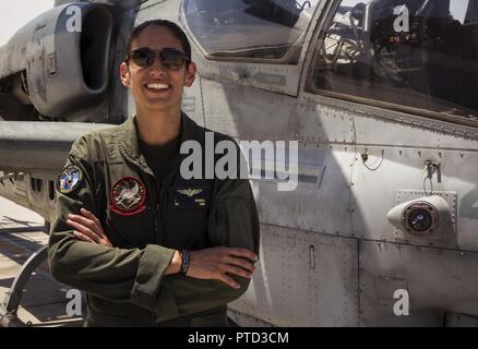 Us Marine Corps Maj. Jasmin Moghbeli, ein Pilotprojekt zu Marine Test und Bewertung Squadron (VMX) 1, ihren letzten Flug in einem AH-1 Cobra' in der Marine Corps Air Station Yuma, Ariz., 7. Juni 2017 leitet zugeordnet. Maj. Moghbeli Berichten dem Johnson Space Center in Houston, Texas, später in diesem Jahr der NASA-Astronaut Kandidat Klasse von 2017 zu besuchen. Stockfoto