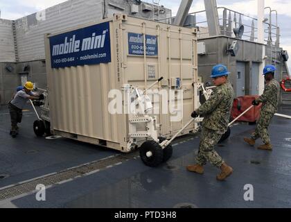 KEY WEST, Florida (10 Juli 2017) Segler zugeordnet Naval Cargo Handling Bataillon und Military Sealift Command zivile Seemänner Manöver einen Lagercontainer über das Flight Deck der USNS Speerspitze (T-EPF 1). SPS-EPF 17 ist eine US-Navy Bereitstellung, durch US-amerikanische Seestreitkräfte Southern Command/USA ausgeführt 4. Flotte, die sich auf Experten Austausch mit Partner Nation, Militär und Sicherheitskräfte in Zentral- und Südamerika. Stockfoto