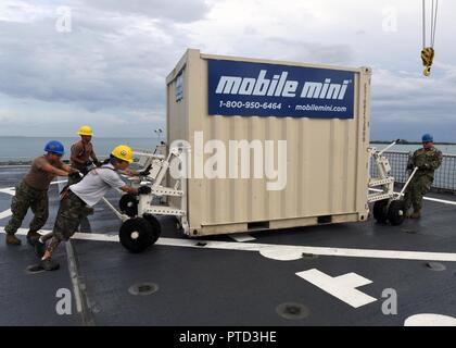 KEY WEST, Florida (10 Juli 2017) Segler zugeordnet Naval Cargo Handling Bataillon und Military Sealift Command zivile Seemänner Manöver einen Lagercontainer über das Flight Deck der USNS Speerspitze (T-EPF 1). SPS-EPF 17 ist eine US-Navy Bereitstellung, durch US-amerikanische Seestreitkräfte Southern Command/USA ausgeführt 4. Flotte, die sich auf Experten Austausch mit Partner Nation, Militär und Sicherheitskräfte in Zentral- und Südamerika. Stockfoto