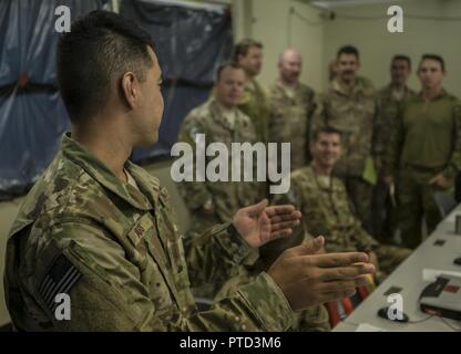 Ein US Air Force 1 Special Operations Squadron Intelligence Officer Schriftsatz US-amerikanischen und australischen Partnern auf die Intelligenz Bild als fliegendes Personal und spezielle Taktiken Personal bereiten die warfighting Szenario der Talisman SABRE 2017, 10. Juli 2017, in Rockhampton, Australien auszuführen. Arbeiten mit 6 Luftfahrt der Australischen Armee und 2 Commando Regimenter, 37th Squadron der Royal Australian Air Force, 40th Squadron Royal New Zealand Air Force, US Navy Helicopter Meer Combat Squadron-85 und US Marine Corps 3 Reconnaissance Bataillon der 353 Special Operations Group bot die Möglichkeit, Stockfoto