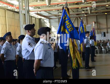 Oberst Jeffrey York übernimmt das Kommando der 31. Mission Support Group von Col. Jenise Carroll bei einem Befehl Zeremonie, 7. Juli 2017, in Aviano Air Base, Italien. Brig. Gen. Lance Landrum, 31 Fighter Wing Commander, den Vorsitz über die Veranstaltung. Stockfoto