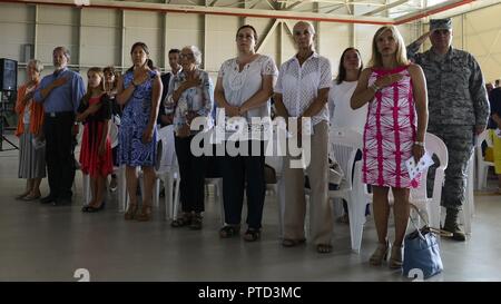 Oberst Jeffrey York übernimmt das Kommando der 31. Mission Support Group von Col. Jenise Carroll bei einem Befehl Zeremonie, 7. Juli 2017, in Aviano Air Base, Italien. Brig. Gen. Lance Landrum, 31 Fighter Wing Commander, den Vorsitz über die Veranstaltung. Stockfoto