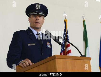 Oberst Jeffrey York übernimmt das Kommando der 31. Mission Support Group von Col. Jenise Carroll bei einem Befehl Zeremonie, 7. Juli 2017, in Aviano Air Base, Italien. Brig. Gen. Lance Landrum, 31 Fighter Wing Commander, den Vorsitz über die Veranstaltung. Stockfoto
