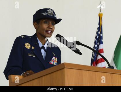 Oberst Jeffrey York übernimmt das Kommando der 31. Mission Support Group von Col. Jenise Carroll bei einem Befehl Zeremonie, 7. Juli 2017, in Aviano Air Base, Italien. Brig. Gen. Lance Landrum, 31 Fighter Wing Commander, den Vorsitz über die Veranstaltung. Stockfoto