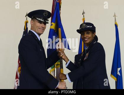 Oberst Jeffrey York übernimmt das Kommando der 31. Mission Support Group von Col. Jenise Carroll bei einem Befehl Zeremonie, 7. Juli 2017, in Aviano Air Base, Italien. Brig. Gen. Lance Landrum, 31 Fighter Wing Commander, den Vorsitz über die Veranstaltung. Stockfoto
