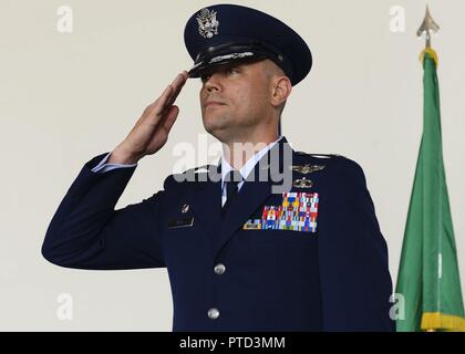 Oberst Jeffrey York übernimmt das Kommando der 31. Mission Support Group von Col. Jenise Carroll bei einem Befehl Zeremonie, 7. Juli 2017, in Aviano Air Base, Italien. Brig. Gen. Lance Landrum, 31 Fighter Wing Commander, den Vorsitz über die Veranstaltung. Stockfoto