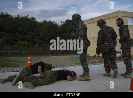 Us Marine Corps Lance Cpl. Andres R. Delgado (Links) und Lance Cpl. John E. Cimmerman (rechts), beide militärischen Polizisten, Rolle spielen als Nachbarn von einem unbekannten chemischen Stoffes betroffen, in Pohang, Südkorea, 30. Juni 2017, während die Koreanische Marine übung Programm 17-7. Das Szenario zur Verfügung USA und ROK Marines mit den notwendigen Fähigkeiten zu erkennen und zu chemischen, biologischen, radiologischen und nuklearen Bedrohungen und identifizieren. KMEP ist ein kontinuierlicher bilateralen Training, fördert die Stabilität auf der koreanischen Halbinsel und verbessert die ROK und US-Allianz. Delgado ist ein Eingeborener von Amarillo, Tex Stockfoto