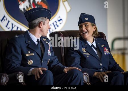 Kol. Jennifer Kurz, rechts, 23d Wing Commander, teilt ein Lachen mit Oberst Thomas Kunkel, ausgehende 23d Wing Commander, die während eines Befehls Zeremonie, 10. Juli 2017, bei Moody Air Force Base, Ga. Kurze ist Senior Pilot mit mehr als 1.800 Flugstunden A-10 und Trainer Flugzeuge, und bevor er ein Pilot, sie diente als C-130E Hercules Navigator bei Moody. Stockfoto