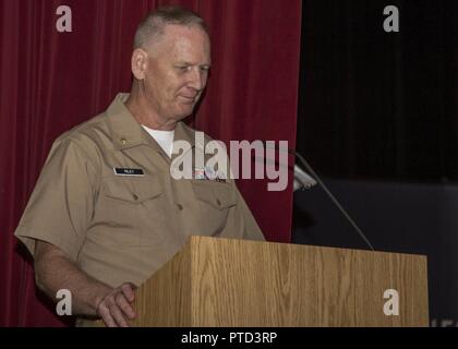 Us Navy Lieutenant Cmdr. Patrick J. Riley, der 6. Marine Corps District (6 MCD) Kaplan, gibt der Aufruf während der 6 MCD Relief und Ernennung Zeremonie an der Basis Theater an Bord Marine Corps Recruit Depot (MCRD) Parris Island, South Carolina, 7. Juli 2017. Sergeant Major Anthony N. Seite wurde von SgtMaj Cortez L. Braun nach Umhüllung als der Sergeant Major von 6 MCD für mehr als 3 Jahre entlastet. Stockfoto