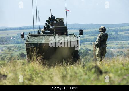 Soldaten der kroatischen Streitkräften Manöver ihrem gepanzerten Fahrzeugen während Getica Sabre 17. Am 10. Juli 2017 in Cincu, Rumänien. Getica Sabre 17 ist eine von den USA geführte Fire Support Koordination und kombinierte Waffen live fire Übung umfasst sechs Verbündete und Partner Nationen mit mehr als 4.000 Soldaten. Getica Sabre 17 läuft gleichzeitig mit Säbel Guardian 17, ein US Army Europe-led, multinationale Übung, erstreckt sich über Bulgarien, Rumänien und Ungarn mit über 25.000 service Mitglieder aus 22 NATO-Mitglieder und der Partnerstaaten. Stockfoto