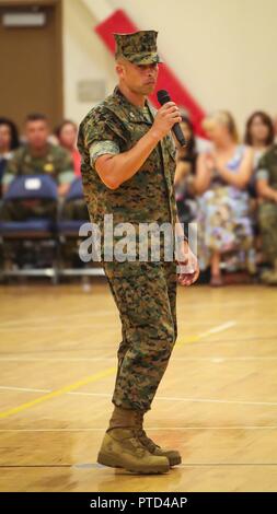 Colonel Timothy S. Miller spricht während einer Änderung des Befehls Zeremonie an Bord der Marine Corps Air Station Beaufort, Juli 7. Oberst Peter Buck Befehl verzichtet der Air Station zu oberst Timothy S. Miller, der zuletzt bei der US Pacific Command als Warfighting Übungen Branch Chief serviert. Buck, der Befehl am 13.02.2014 angenommen, zieht sich aus dem Marine Corps nach 30 Jahren des engagierten Service. Stockfoto