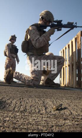 Eine Marine zu Light Armored Reconnaissance Bataillon Landung Unternehmen, Team, 3 Bataillon 6 Marines zugeordnet, bereitet seine M4 Carbine, bevor sein Ziel bei einem Schießplatz auf Waffen Kenntnisse an Bord der Flight Deck der San Antonio-Klasse amphibious Transport dock Schiff USS Mesa Verde LPD (19) 11. Juli 2017 gerichtet zu laden. Die 24 Marine Expeditionary Unit ist mit dem Bataan Amphibious Ready Gruppe unterwegs in der Unterstützung der Maritime Security Operations und Theater Sicherheit Zusammenarbeit in den USA 6 Flotte Bereich der Operationen. Stockfoto