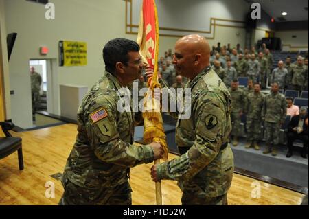 Colonel Mike Caraballo übergibt die Fahne nach Brig. Gen. Alberto C. Rosende, Verzicht auf seinen Befehl und Dankbarkeit für die Möglichkeit, den Soldaten des 166. regionale Unterstützung der Gruppe bei einem Befehl Zeremonie an Antillen High School Auditorium, Fort Buchanan, Puerto Rico, 9. Juli zu führen. Stockfoto