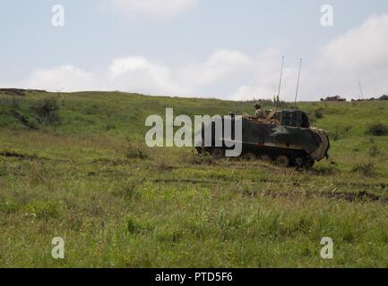 Soldaten, die 1 Bataillon zugeordnet, 66th Panzer Regiment, 3. gepanzerte Brigade Combat Team, 4 Infanterie Division, betreiben eine M3 Bradley Kavallerie kämpfen Fahrzeug (M3A3) für die Probe von Verehrte Besucher Tag am Joint National Training Center in Cincu, Rumänien, 12. Juli 2017. Getica Sabre 17 ist eine von den USA geführte Fire Support Koordination und kombinierte Waffen live fire Übung umfasst sechs Verbündete und Partner Nationen mit mehr als 4.000 Soldaten. Getica Sabre 17 läuft gleichzeitig mit Säbel Guardian 17, ein US Army Europe-led, multinationale Übung, erstreckt sich über Bulg Stockfoto