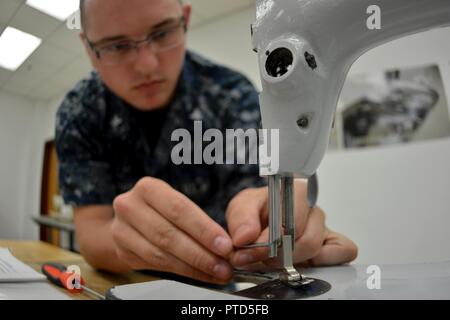 PENSACOLA, Fla.-- Helena, Alabama, native Rumpf Wartungstechniker 3. Klasse Joseph Avery stellt eine Ausbildungshilfe bei einem Kurs an der Naval Air Technical Training Center (NATTC) Nähmaschine Reparatur Schule onboard Naval Air Station Pensacola, Florida, am 12. Juli. NATTC bietet Schulungen zu mehr als 15.000 Navy, Marine Corps und Internationale Studierende jährlich. Stockfoto