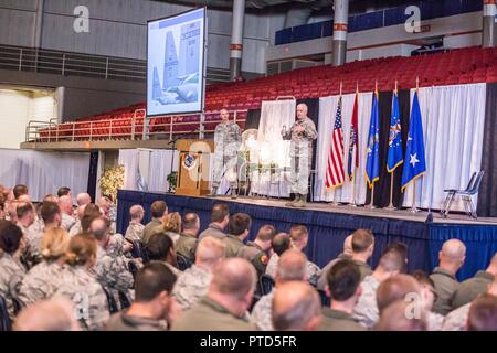 Us Air Force Generalleutnant Scott Reis (rechts), Direktor der Air National Guard, und Chief Master Sgt. Ronald Anderson, command Chief Master Sergeant der Air National Guard, Adresse Flieger der 139 Airlift Wing, Missouri Air National Guard, in der St. Joseph Civic Arena, St. Joseph, Mo, 8. Juli 2017. Generalleutnant Reis und Chief Master Sgt. Anderson, waren in den Prozess der Besuch Einheiten über Missouri. Während in St. Joseph, Sie rosecrans Air National Guard Base tourte mit dem Kommandanten und Zeit für Gespräche mit Piloten rund um die Basis. (Air National Guard Stockfoto