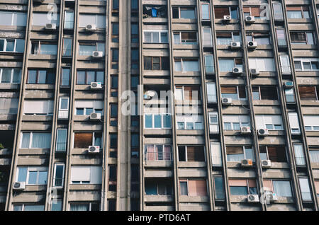 Detail von hoher Wohnturm in Block 23, Neu Belgrad (Novi Beograd), Belgrad, Serbien, Balkan, September 2018 Aufstieg Stockfoto