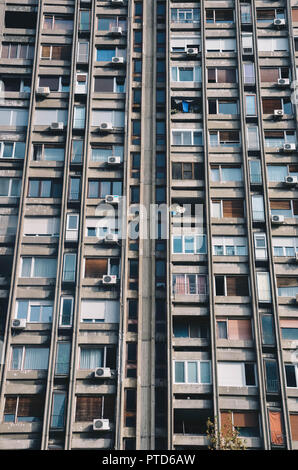 Detail von hoher Wohnturm in Block 23, Neu Belgrad (Novi Beograd), Belgrad, Serbien, Balkan, September 2018 Aufstieg Stockfoto