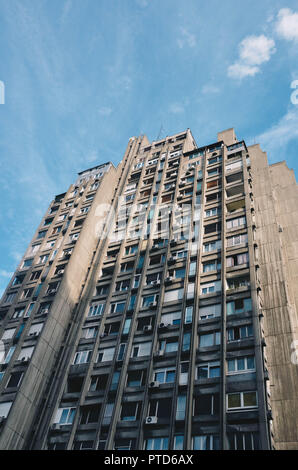 Hoher Wohnturm in Block 23, Neu Belgrad (Novi Beograd), Belgrad, Serbien, Balkan, September 2018 Aufstieg Stockfoto