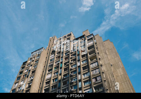 Hoher Wohnturm in Block 23, Neu Belgrad (Novi Beograd), Belgrad, Serbien, Balkan, September 2018 Aufstieg Stockfoto