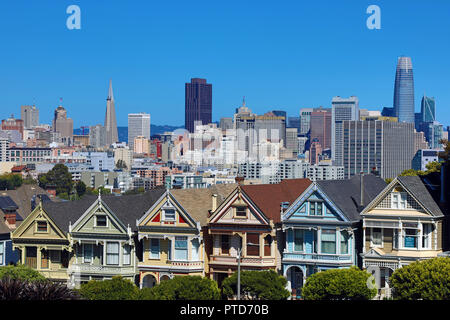 Painted Ladies viktorianische Häuser am Alamo Square und die Skyline der Stadt, San Francisco, Kalifornien, USA Stockfoto