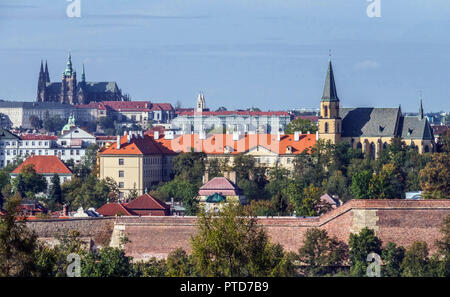 Panorama von Prag mit Blick auf die Prager Burg und St. Apollinaris Kirche, Alte Festung aus Vysehrad Prag Stockfoto