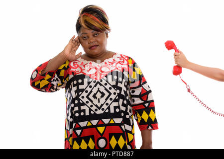 Studio shot der betonten fetten schwarzen afrikanischen Frau, Kopfschmerzen Stockfoto