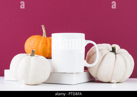 Weiße Tasse Mockup für Thanksgiving mit Kürbissen styled Stockfoto