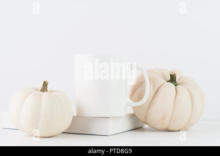 Weiße Tasse Mockup für Thanksgiving mit Kürbissen styled Stockfoto