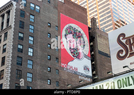 New York, Vereinigte Staaten. 05 Okt, 2018. Wandbild von Mo 403 Liverpool FC Vorwärts von Brandon BMIKE Odums am Broadway in der Nähe der 50th street Credit: Lev Radin/Pacific Press/Alamy leben Nachrichten Stockfoto