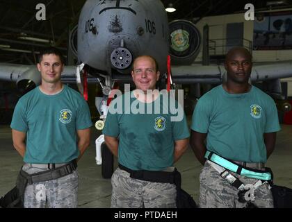 Us Air Force Staff Sgt. Jason O'Malley, Senior Airman David Hosler und Michael Smith, 25 Aircraft Maintenance Unit Waffen laden Besatzungsmitglieder, posieren vor einer A-10 Thunderbolt II am Osan Flughafen, der Republik Korea, 7. Juli 2017. Beide Mannschaften waren erforderlich, um das Flugzeug wieder in Ihre vordefinierten bekämpfen figuration Status generieren. Stockfoto