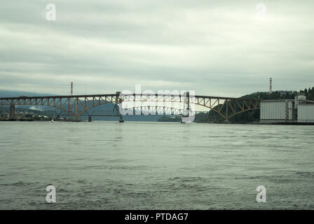 Eisenarbeiter Memorial Bridge über Burrard Inlet in Vancouver, British Columbia, Kanada Stockfoto