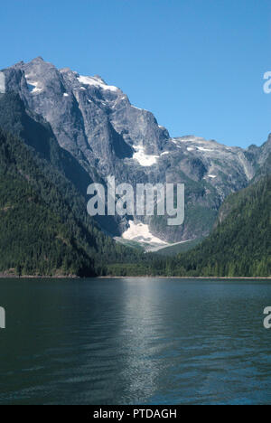 Ganzjähriger Schneefall in der Glacier Bay am Stave Lake in Mission, British Columbia, Kanada Stockfoto