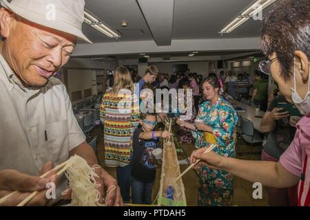 Marine Corps Air Station Iwakuni und Kinjuen Pflegeheimbewohner essen Somen nagashi, oder gleitende somen Nudeln, während ein Pflegeheim Besuch mit der WAB Iwakuni kulturelle Anpassung Programm in Iwakuni Stadt, Japan, 7. Juli 2017. Das Pflegeheim eingeladen, Mieter der Air Station zu feiern ein Tanabata, auch als die Sterne Festival bekannt. Es gab Mieter der Air Station einen Geschmack der japanischen Kultur und Freundschaft. Stockfoto