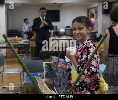 Celeste Hill, ein Marine Corps Air Station Iwakuni seinen Wohnsitz hat, isst Somen Nagashi oder Schiebe-Somen Nudeln, während eines Besuchs zu Kinjuen Pflegeheim mit dem MCAS Iwakuni kulturelle Anpassung Programm in Iwakuni City, Japan, 7. Juli 2017. Das Pflegeheim eingeladen Mieter von der Air Station, Tanabata, auch bekannt als die Sterne Festival zu feiern. Teilnehmer der Veranstaltung genossen, traditionelle Speisen und andere Aktivitäten. Nobuo Kishi, Center, der stellvertretende Minister der Außenminister von Japan und der jüngere Bruder von Premierminister Shinzo Abe, trat die Feierlichkeiten mit Heimbewohner und Amerikaner Visi Stockfoto