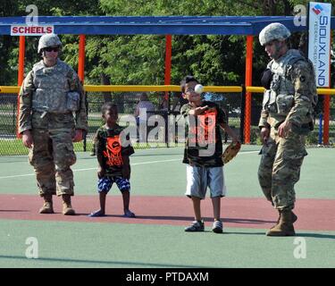 Soldaten aus Delta Unternehmen, 334 Brigade Support Battalion, 2nd Infantry Brigade Combat Team, 34th Infantry Division, und Kinder mit Behinderungen genossen ein Spiel der Baseball während ein Wunder Liga Veranstaltung im Riverside Park, Sioux City, Iowa am 9. Juli 2017 statt. Stockfoto