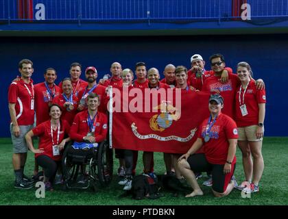2017 DoD Krieger spiele Team Marine Corps Schwimmen Sportler posieren für ein Gruppenfoto an der Universität von Illinois in Chicago Juli 8, 2017. Der DoD-Krieger Spiele ist eine adaptive Sport Wettbewerb für die Verwundeten, Kranken und Verletzten service Mitglieder und Veteranen. Stockfoto