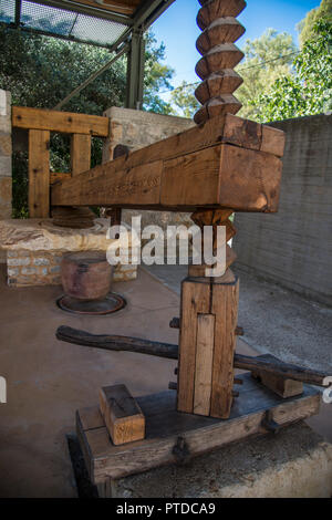 Olivenöl drücken Sie Öl zu extrahieren Stockfoto