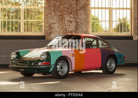 Porsche 911 Oldtimer Werkstatt Einstellung in bunten Streifen lackiert Stockfoto